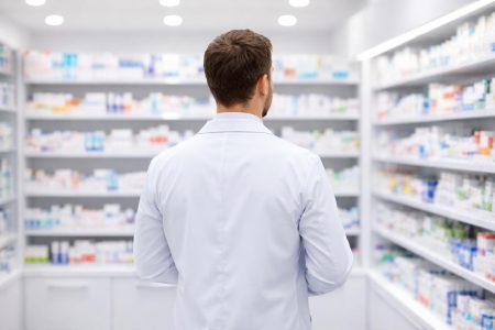 pharmacien-blouse-etagere-pharmacie-moderne