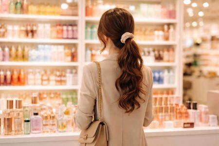 femme-dos-produits-cosmetiques-magasin