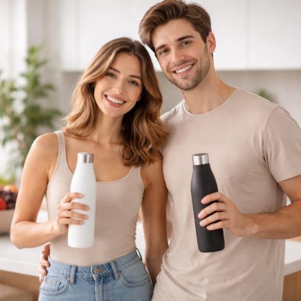 couple-souriant-cuisine-bouteilles-eau