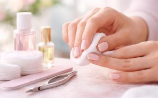 main-feminine-soin-ongles-colors-douces