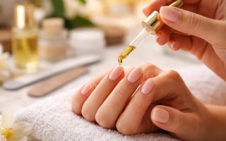 mains-huile-ongles-soin-bien-etre