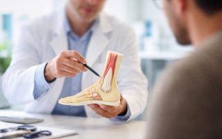 medecin-modele-anatomique-pied-patient