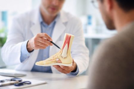 medecin-modele-anatomique-pied-patient