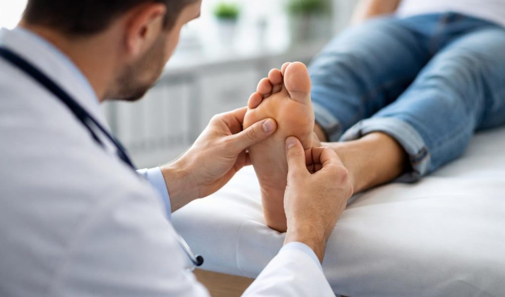 medecin-dos-examine-pied-patient