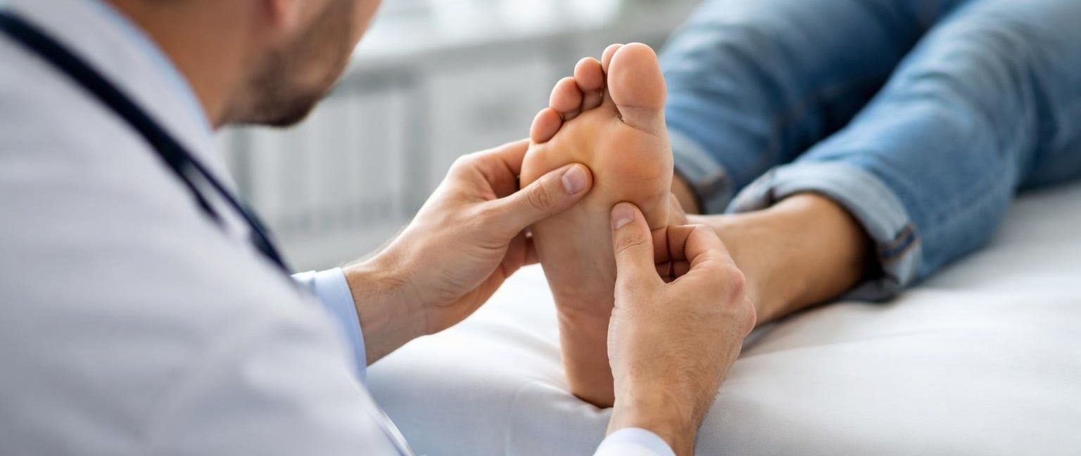 medecin-dos-examine-pied-patient