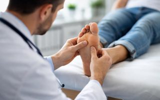 medecin-dos-examine-pied-patient