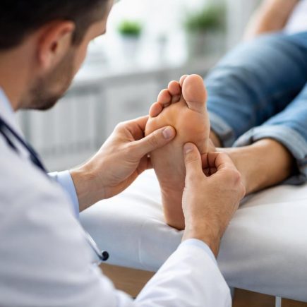 medecin-dos-examine-pied-patient