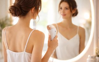 femme-miroir-soin-peau-lumiere