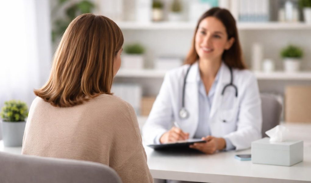 femme-dos-consultation-medecin-cabinet