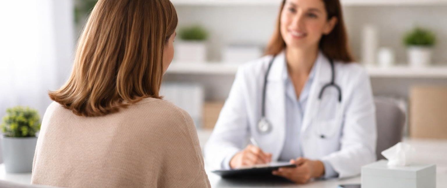 femme-dos-consultation-medecin-cabinet