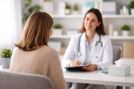 femme-dos-consultation-medecin-cabinet